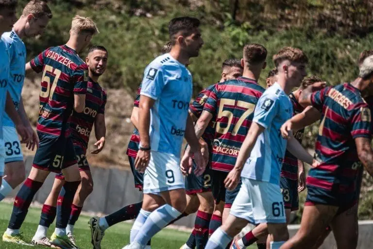 Grad goli i zwycięstwo Granatowo-Bordowych, w grze wewnętrznej