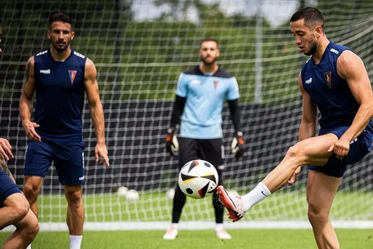 Linus woli asysty, "Smoła" ze złotym golem. Wtorkowy trening Portowców, okiem Pogoń TV