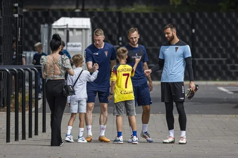 Prezenty, na odprawie i przedmeczowe rytuały. Piątek granatowo-bordowych, okiem Pogoń TV