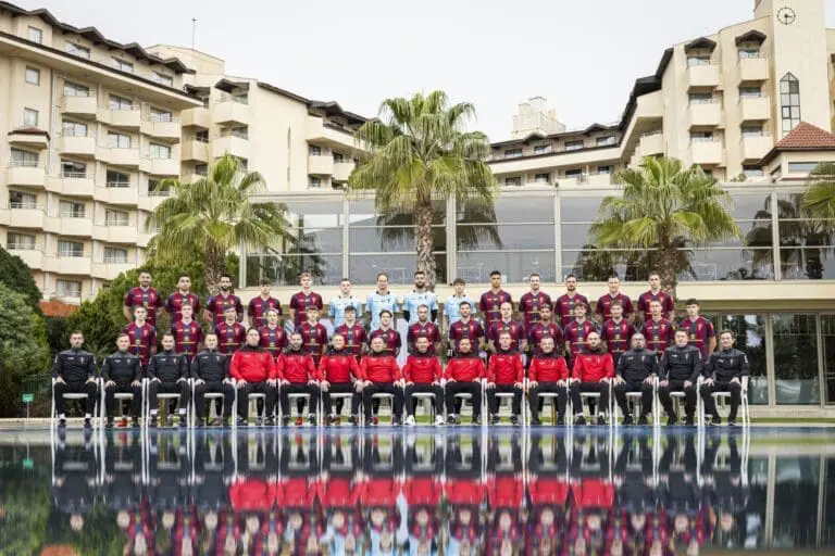 Grupowa sesja zdjęciowa pierwszego zespołu Pogoni Szczecin