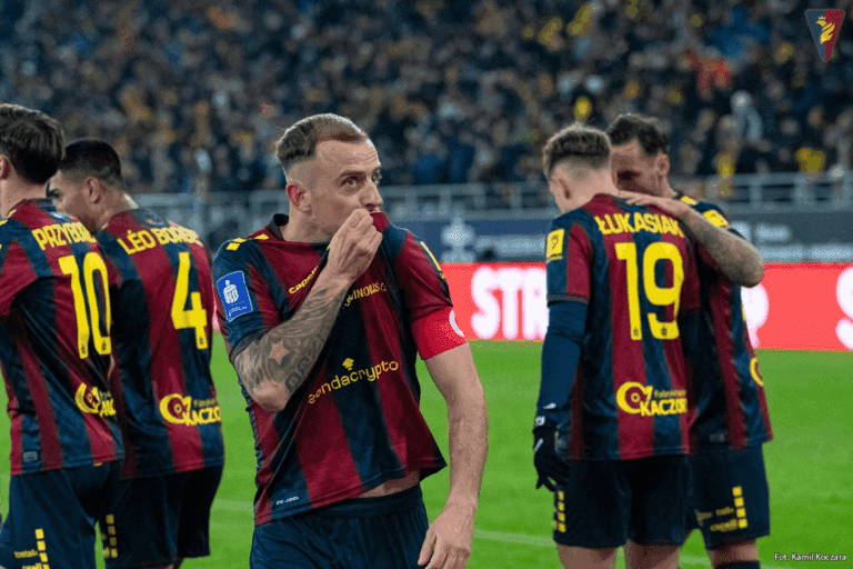 Marcel Wędrychowski, Patryk Paryzek i Kamil Grosicki po meczu z Zagłębiem Lubin