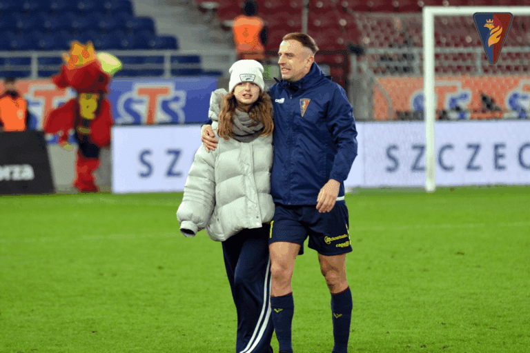 Kamil Grosicki, Adrian Przyborek i Kacper Smoliński po meczu z Górnikiem Zabrze