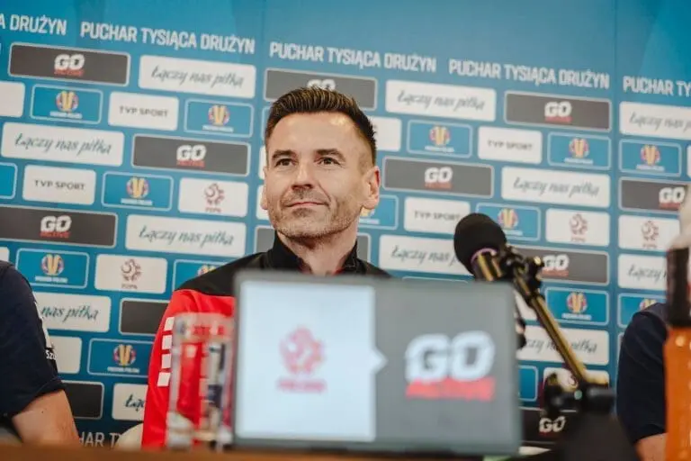 Trener Robert Kolendowicz, Kamil Grosicki i Efthymios Koulouris przed finałowym meczem z Legią Warszawa