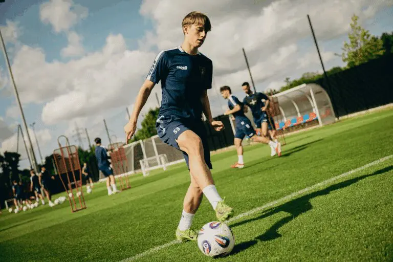 Zawodnicy Akademii Pogoni Szczecin trenują z pierwszym zespołem