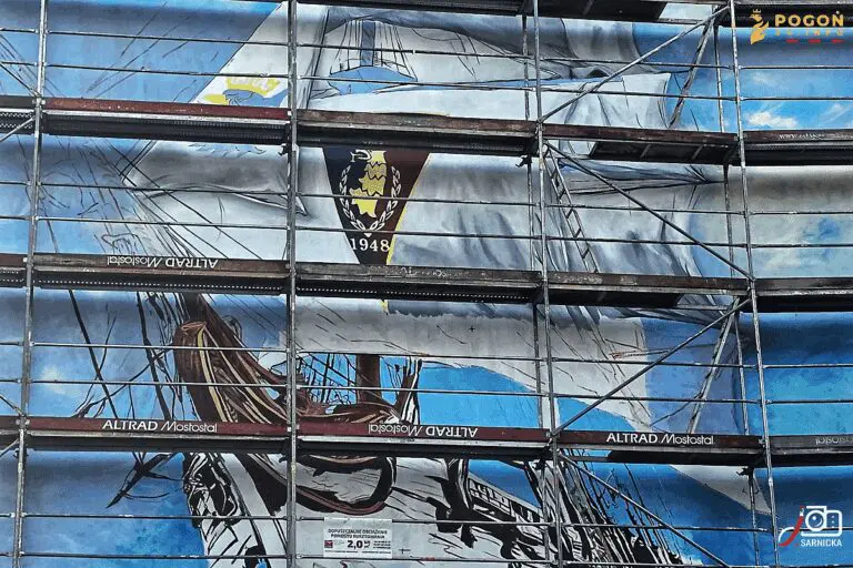 Nowy mural w Szczecinie: Żaglowiec z herbem Pogoni Szczecin