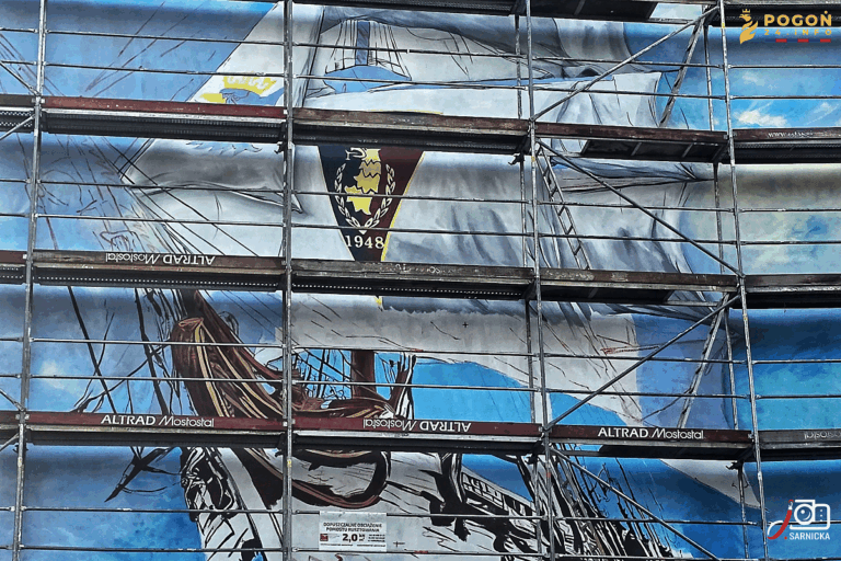 Nowy mural w Szczecinie: Żaglowiec z herbem Pogoni Szczecin
