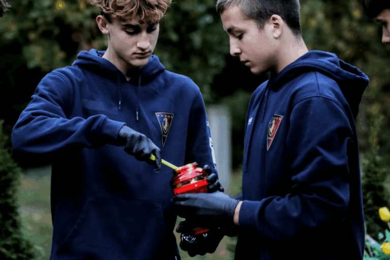 Zawodnicy Akademii Pogoni Szczecin odwiedzili groby zasłużonych