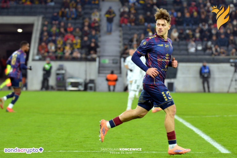 Leonardo Koutris zawodnik Pogoni Szczecin podczas meczu