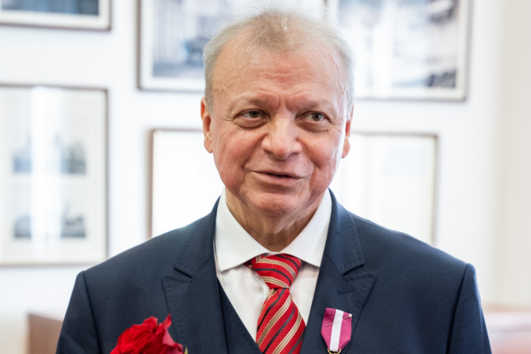 Doktor Mariusz Pietrzak uhonorowany Złotym Medalem za Długoletnią Służbę