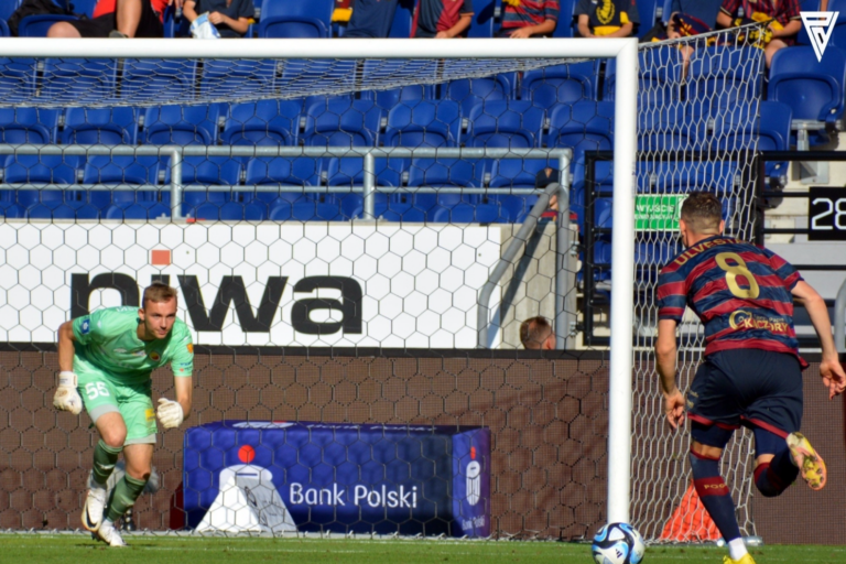 Jak Pogoń punktuje z Koroną na własnym terenie?