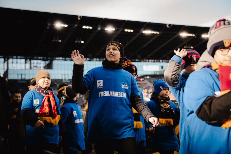 Dziecięca eskorta wychowanków placówek ''Dzieńdoberek'' na meczu z Legią Warszawa