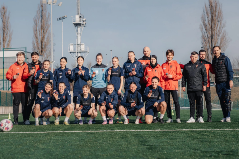 Linus Wahlqvist ze słodką niespodzianką na treningu żeńskiej drużyny