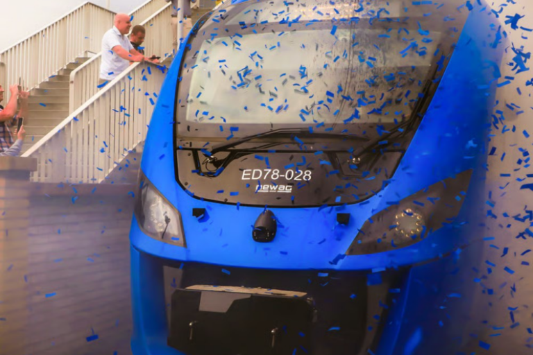 Kierunek: Częstochowa. Granatowo-bordowy pociąg ruszył!