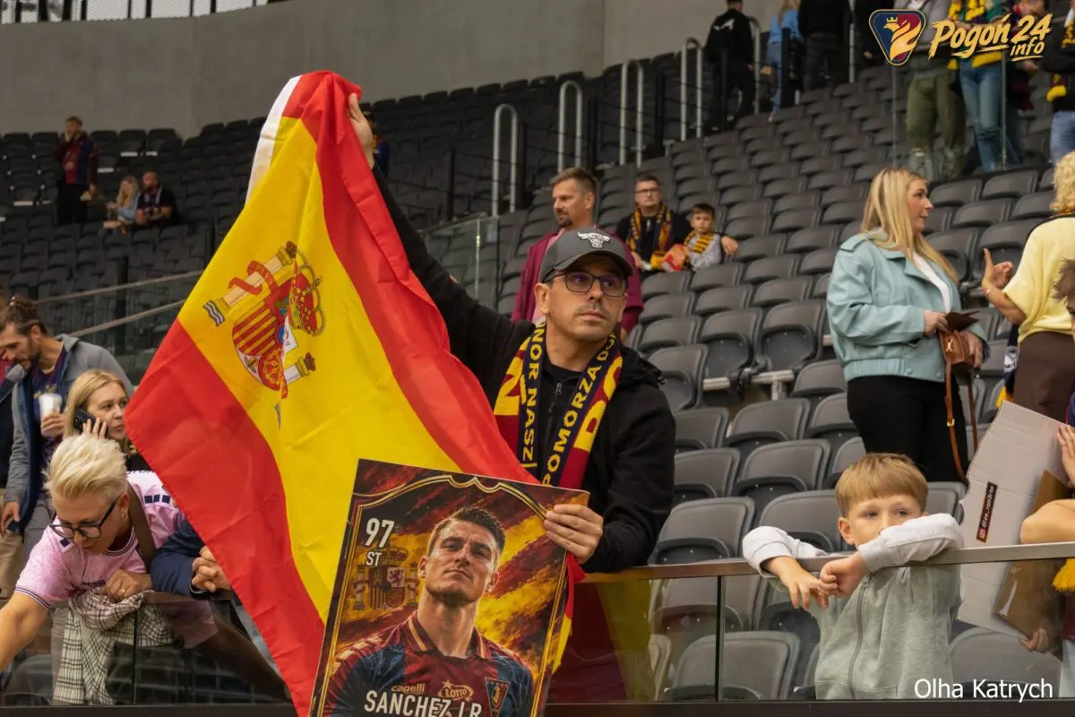 kibic z hiszpańska flagą