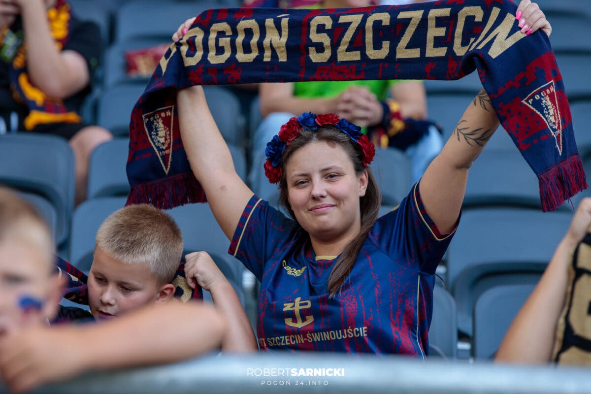 kibicka Pogoni Szczecin z szalikiem